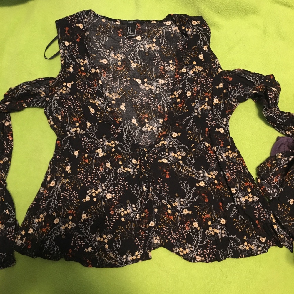 Shoulder cut out blouse